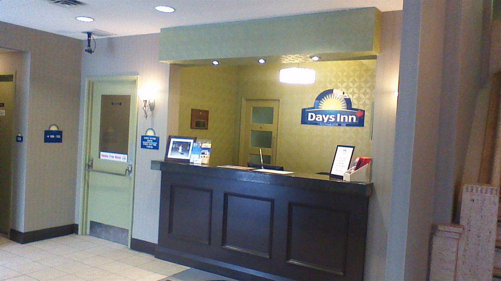 Days Inn By Wyndham Toronto East Beaches Exterior foto